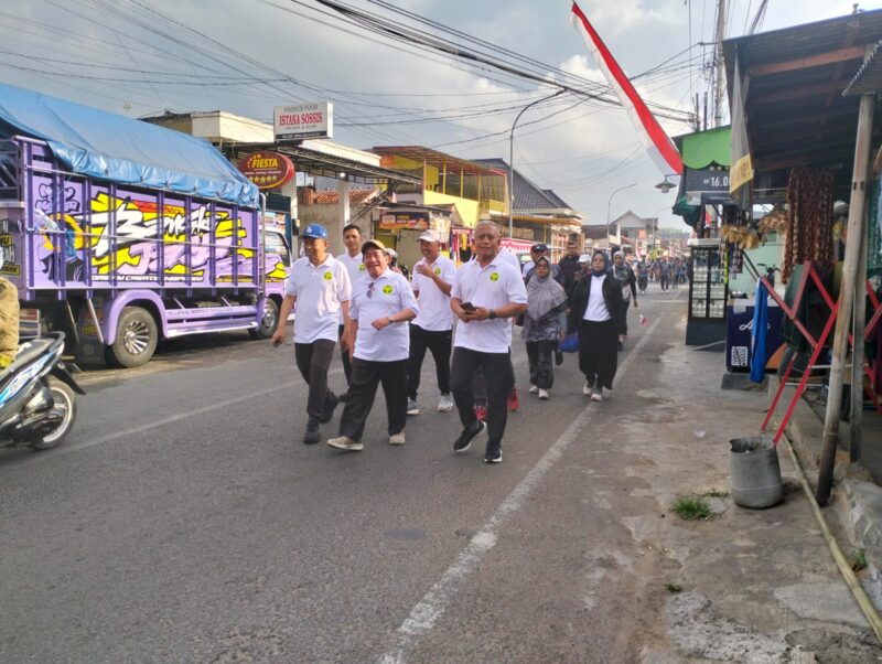 Wabup Sumenep bersama Dirut BPRS Bhakti Sumekar dan jajaran direksi