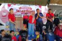 Kades Eva (berhijab) saat pengundian Doorprize