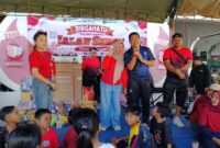 Kades Eva (berhijab) saat pengundian Doorprize