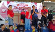 Kades Eva (berhijab) saat pengundian Doorprize