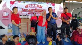 Kades Eva (berhijab) saat pengundian Doorprize