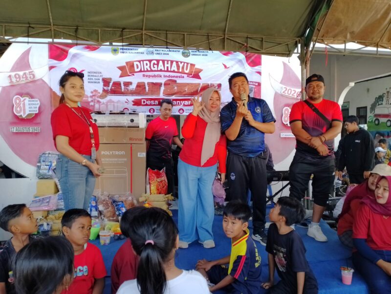 Kades Eva (berhijab) saat pengundian Doorprize