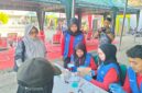 Kadinkes P2KB Sumenep,  drg. Ellya Fardasah saat turun langsung memberikan layanan kesehatan bagi peserta JJS BPRS Bhakti Sumekar 
