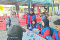 Kadinkes P2KB Sumenep,  drg. Ellya Fardasah saat turun langsung memberikan layanan kesehatan bagi peserta JJS BPRS Bhakti Sumekar 
