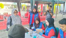 Kadinkes P2KB Sumenep,  drg. Ellya Fardasah saat turun langsung memberikan layanan kesehatan bagi peserta JJS BPRS Bhakti Sumekar 