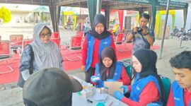 Kadinkes P2KB Sumenep,  drg. Ellya Fardasah saat turun langsung memberikan layanan kesehatan bagi peserta JJS BPRS Bhakti Sumekar 