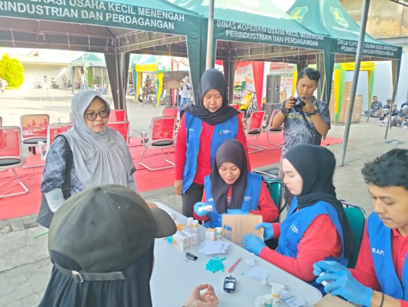 Kadinkes P2KB Sumenep,  drg. Ellya Fardasah saat turun langsung memberikan layanan kesehatan bagi peserta JJS BPRS Bhakti Sumekar 