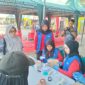 Kadinkes P2KB Sumenep,  drg. Ellya Fardasah saat turun langsung memberikan layanan kesehatan bagi peserta JJS BPRS Bhakti Sumekar 