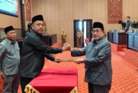 Wabup Sumenep KH Imam Hasyim (kanan) bersama Ketua DPRD Sumenep H. Zainal Arifin usai penandatanganan Perubahan KUA-PPAS