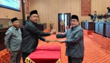 Wabup Sumenep KH Imam Hasyim (kanan) bersama Ketua DPRD Sumenep H. Zainal Arifin usai penandatanganan Perubahan KUA-PPAS