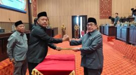 Wabup Sumenep KH Imam Hasyim (kanan) bersama Ketua DPRD Sumenep H. Zainal Arifin usai penandatanganan Perubahan KUA-PPAS