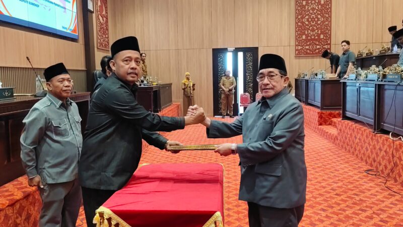 Wabup Sumenep KH Imam Hasyim (kanan) bersama Ketua DPRD Sumenep H. Zainal Arifin usai penandatanganan Perubahan KUA-PPAS