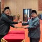 Wabup Sumenep KH Imam Hasyim (kanan) bersama Ketua DPRD Sumenep H. Zainal Arifin usai penandatanganan Perubahan KUA-PPAS