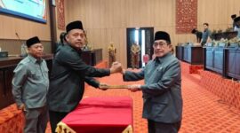 Wabup Sumenep KH Imam Hasyim (kanan) bersama Ketua DPRD Sumenep H. Zainal Arifin usai penandatanganan Perubahan KUA-PPAS