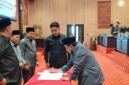 Ketua dan Wakil Ketua DPRD Sumenep menyaksikan Wabup Sumenep menandatangani perubahan KUA-PPAS 