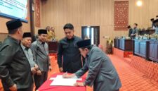 Ketua dan Wakil Ketua DPRD Sumenep menyaksikan Wabup Sumenep menandatangani perubahan KUA-PPAS
