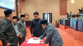 Ketua dan Wakil Ketua DPRD Sumenep menyaksikan Wabup Sumenep menandatangani perubahan KUA-PPAS 