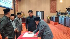 Ketua dan Wakil Ketua DPRD Sumenep menyaksikan Wabup Sumenep menandatangani perubahan KUA-PPAS 