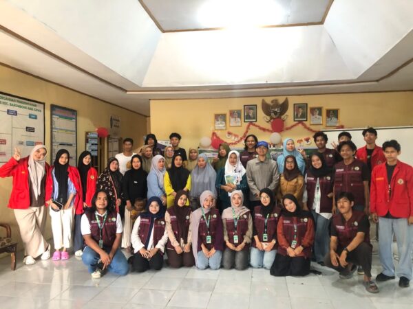 Tim Cara’de BEM KMF TP UH Dorong Warga Tinggimae Jadikan Media Sosial sebagai Etalase Produk Desa