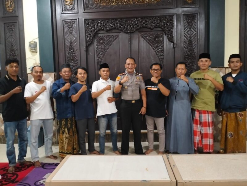 Kapolsek Bluto AKP Agus Sugito bersama sejumlah awak media 
