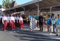 Pelepasan peserta lomba gerak jalan tingkat SD/MI oleh Camat Bluto