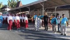 Pelepasan peserta lomba gerak jalan tingkat SD/MI oleh Camat Bluto