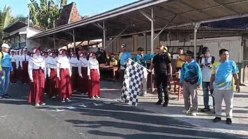 Pelepasan peserta lomba gerak jalan tingkat SD/MI oleh Camat Bluto
