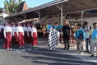 Pelepasan peserta lomba gerak jalan tingkat SD/MI oleh Camat Bluto