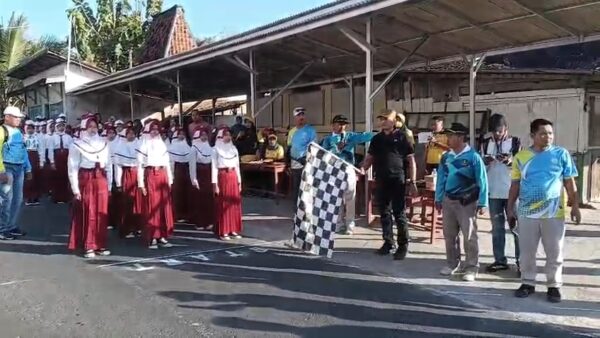 Gerak Jalan Tingkat SD/MI di Bluto Semarakkan HUT Kemerdekaan RI ke-81