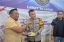 Kapolresta Sumenep Kombes Pol Ariek Indra Sentanu (kanan) saat menerima potongan tumpang dari Ketua DPD IWO Sumenep, Imam Mustain Ramli