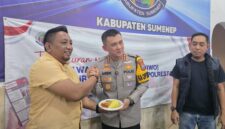 Kapolresta Sumenep Kombes Pol Ariek Indra Sentanu (kanan) saat menerima potongan tumpang dari Ketua DPD IWO Sumenep, Imam Mustain Ramli