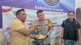 Kapolresta Sumenep Kombes Pol Ariek Indra Sentanu (kanan) saat menerima potongan tumpang dari Ketua DPD IWO Sumenep, Imam Mustain Ramli