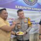 Kapolresta Sumenep Kombes Pol Ariek Indra Sentanu (kanan) saat menerima potongan tumpang dari Ketua DPD IWO Sumenep, Imam Mustain Ramli