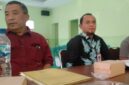 Kadis Pertanian Mulyadi (batik) bareng Andi Hermanto saat ditanya awak media