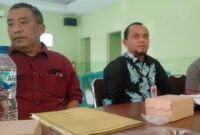 Kadis Pertanian Mulyadi (batik) bareng Andi Hermanto saat ditanya awak media