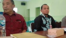 Kadis Pertanian Mulyadi (batik) bareng Andi Hermanto saat ditanya awak media