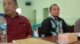Kadis Pertanian Mulyadi (batik) bareng Andi Hermanto saat ditanya awak media