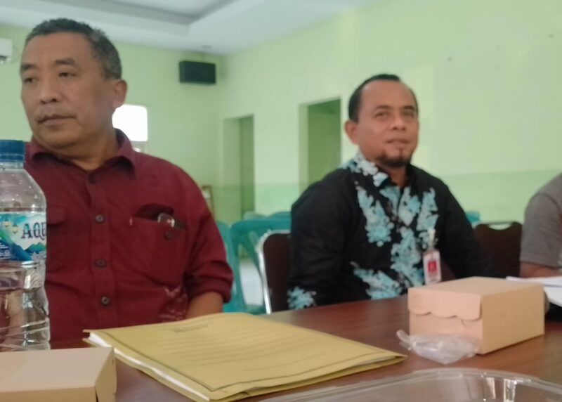Kadis Pertanian Mulyadi (batik) bareng Andi Hermanto saat ditanya awak media