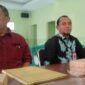 Kadis Pertanian Mulyadi (batik) bareng Andi Hermanto saat ditanya awak media