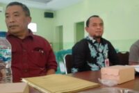 Kadis Pertanian Mulyadi (batik) bareng Andi Hermanto saat ditanya awak media