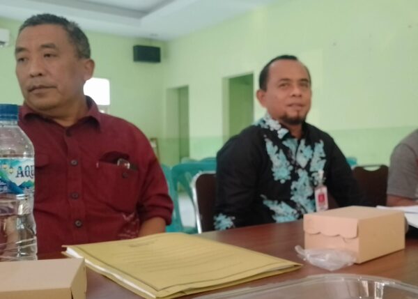 Kadis Pertanian Mulyadi (batik) bareng Andi Hermanto saat ditanya awak media
