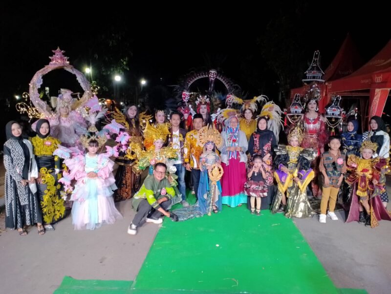 Camat Tamanan dan Istri saat foto bareng peserta lomba