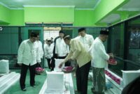 Bupati Bondowoso saat tabur bunga di makam Ki Ronggo