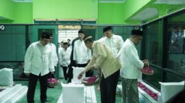Bupati Bondowoso saat tabur bunga di makam Ki Ronggo