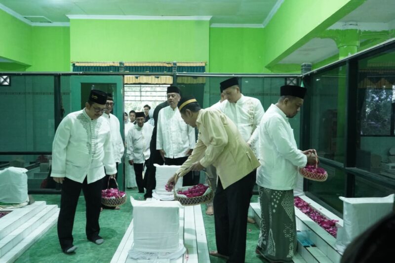 Bupati Bondowoso saat tabur bunga di makam Ki Ronggo