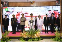 Bupati Sumenep Dr. H. Achmad Fauzi Wongsojudo (podium) didampingi Wakil Bupati KH Imam Hasyim dan jajaran Forkopimda 
