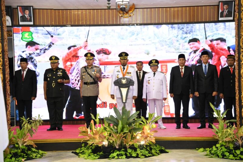 Bupati Sumenep Dr. H. Achmad Fauzi Wongsojudo (podium) didampingi Wakil Bupati KH Imam Hasyim dan jajaran Forkopimda 