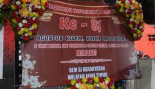 Karangan bunga BEM SI Kerakyatan Jatim di Depan Grahadi