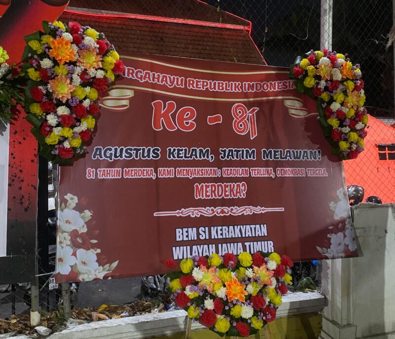 Karangan bunga BEM SI Kerakyatan Jatim di Depan Grahadi