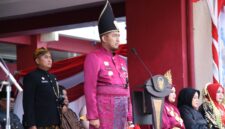 Bupati Sumenep Achmad Fauzi Wongsojudo saat jadi inspektur upacara HUT ke-81 RI di halaman Pemkab Sumenep